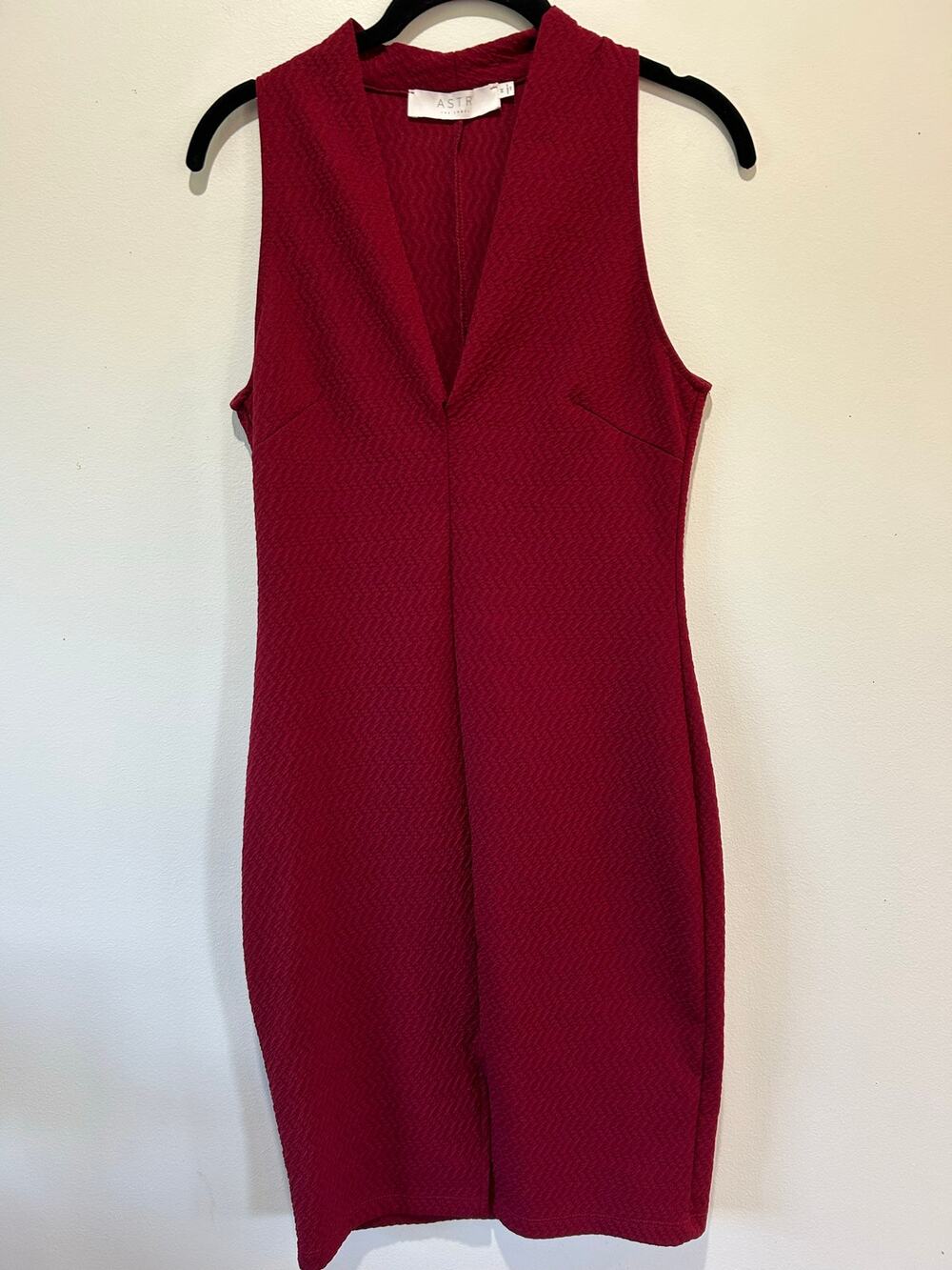 ASTR The Label red sheath dress size M v neck textured knee length